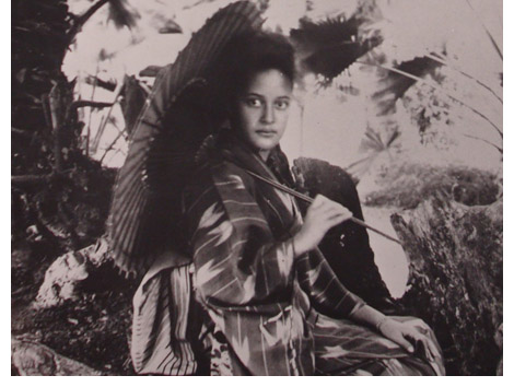 Ka'iulani in Kimono with her parasol